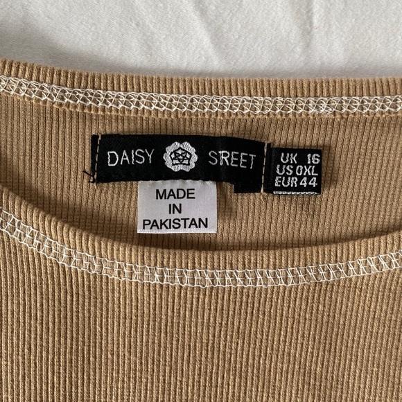 ASOS / Daisy Street long sleeve crop top in camel with exposed stitching - Picture 3 of 4